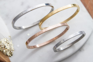 Kaya Sieraden lanceert collectie bangles met lieve teksten