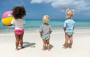 Eindeloos buitenspeelplezier met kleurrijke UV-beschermende kinderkleding van Lässig