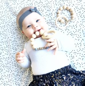 Minimalistische naamrammelaar met bijtring van Happily Finny musthave voor baby’s