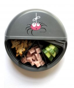 Snackdisk grijze spin van Carl Oscar 1 - deleukstelunch.nl