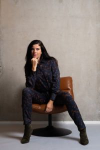 marjoleinelisabeth-blouse-mees-navy-blossom-broek-floor-navy-blossom-website