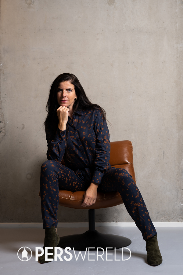 marjoleinelisabeth-blouse-mees-navy-blossom-broek-floor-navy-blossom