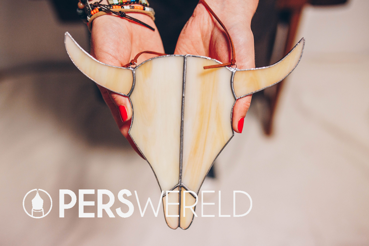 glassbyhan-glas-in-lood-hanger-cow-skull-beige-opaal