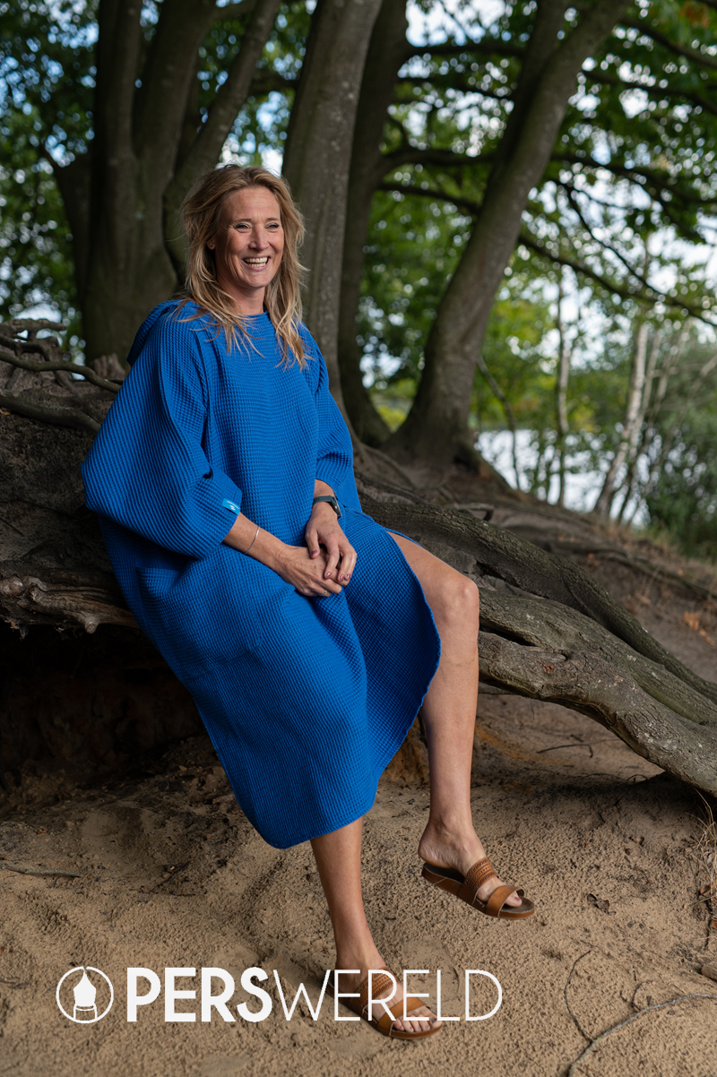 zeemeermantel-poncho-cobalt-blue-2